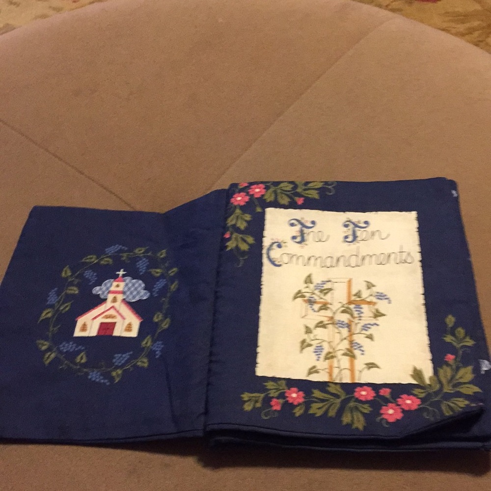 The Ten Commandments Cloth Book - Picture 7 of 8